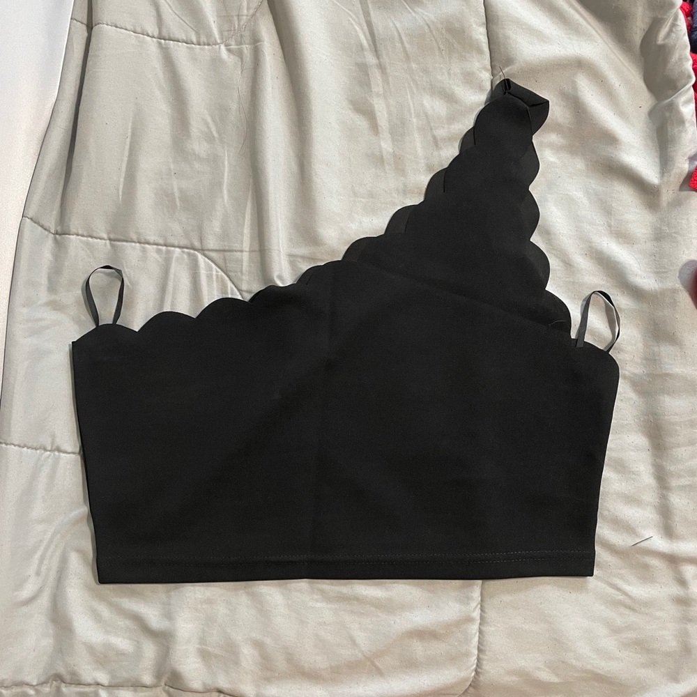 Scallop One Arm Crop Top